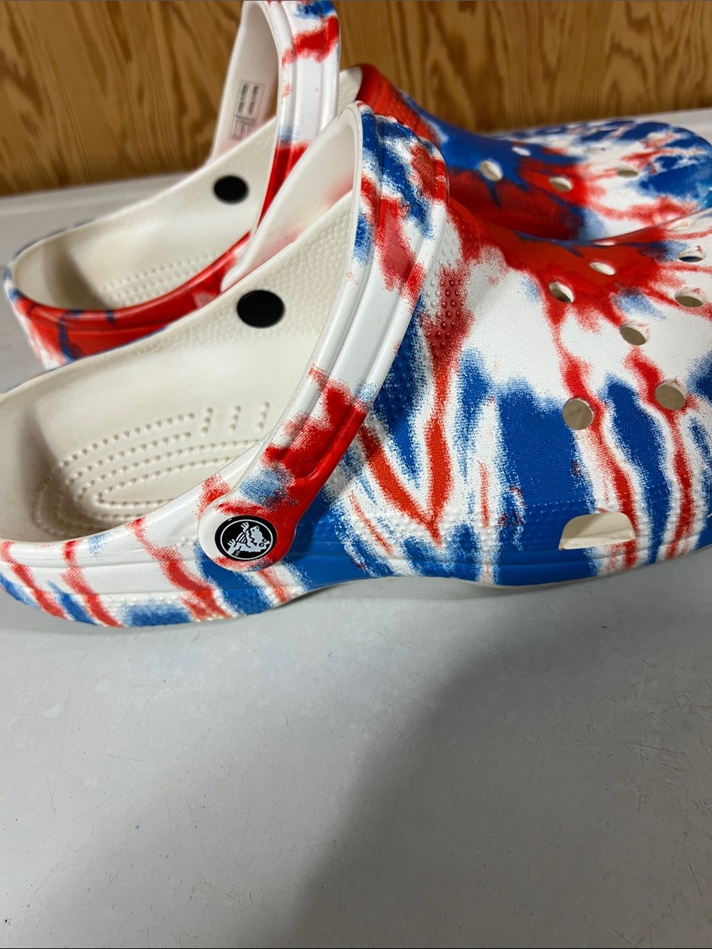 CROCS Tie-Dye Classic Clog in Red White Blue M10/W12 - Picture 6 of 16